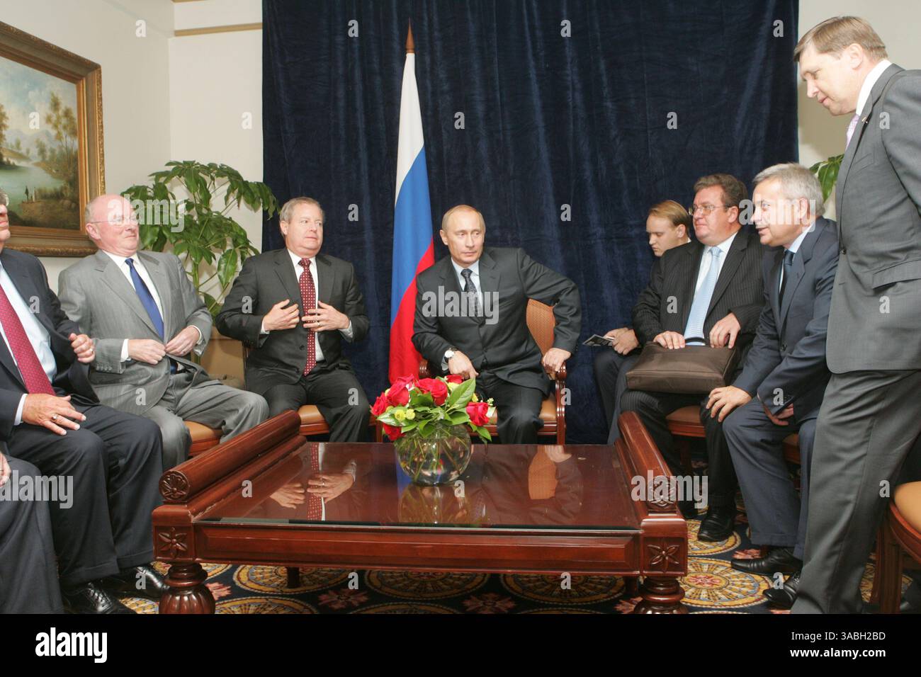 Treffen des russischen Präsidenten Wladimir Putin mit den Leitern der amerikanischen und russischen Ölgesellschaften. In einem Bild (von links nach rechts): Vorsitzender des Verwaltungsrats und Generaldirektor Chevron Texaco Corp David über ` Rejli, den Generaldirektor der Firma ConocoPhillips James Malva, den Präsidenten Russlands Wladimir Putin und den Präsidenten der Firma ` Lukoil` Vagit Alekperov (2. Rechts). (Kreditbild: © PhotoXpress/ZUMA Press) EINSCHRÄNKUNGEN: NUR Nord- und Südamerika Rechte! Stockfoto Treffen des russischen Präsidenten Wladimir Putin mit den Leitern der amerikanischen und russischen Ölgesellschaften. In einem Bild (von links nach rechts): Vorsitzender des Verwaltungsrats und Generaldirektor Chevron Texaco Corp David über ` Rejli, den Generaldirektor der Firma ConocoPhillips James Malva, den Präsidenten Russlands Wladimir Putin und den Präsidenten der Firma ` Lukoil` Vagit Alekperov (2. Rechts). (Kreditbild: © PhotoXpress/ZUMA Press) EINSCHRÄNKUNGEN: NUR Nord- und Südamerika Rechte! Stockfoto